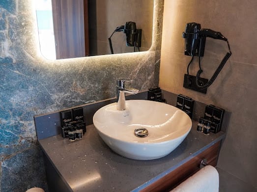 Room bathroom amenities