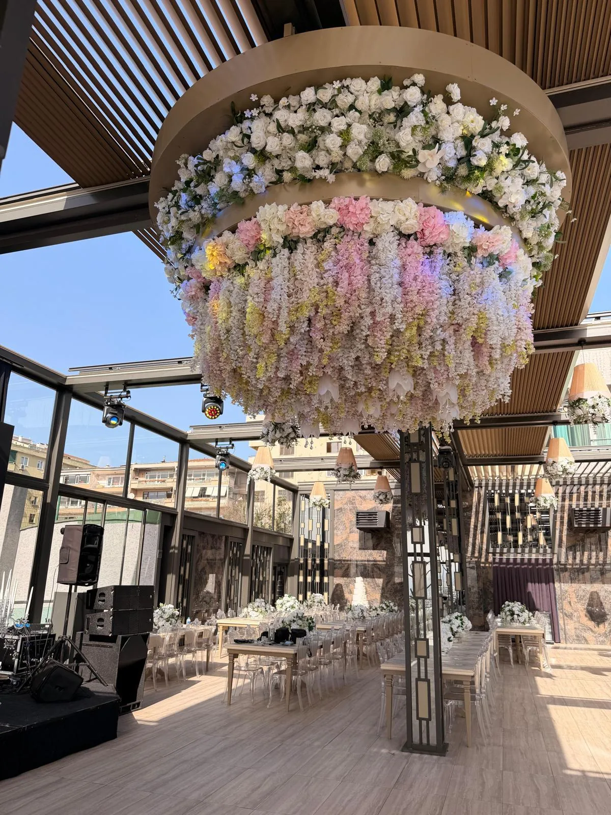 Destiny Marine Hotel Kartal — açık hava salon, çiçek ve avize yakın çekim