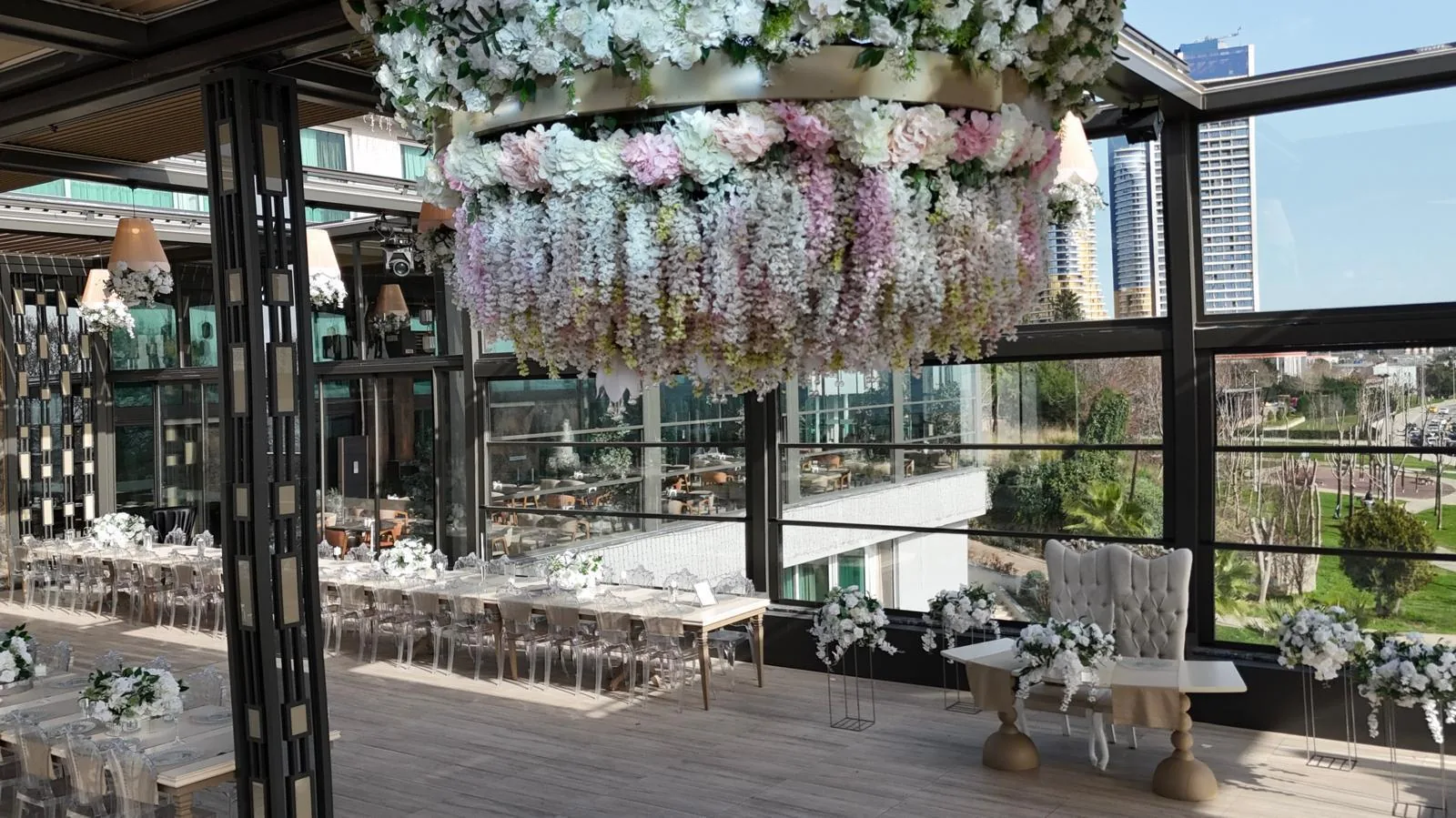 Destiny Marine Hotel Kartal — gelin koltuğu ve sarkıt çiçek dekor