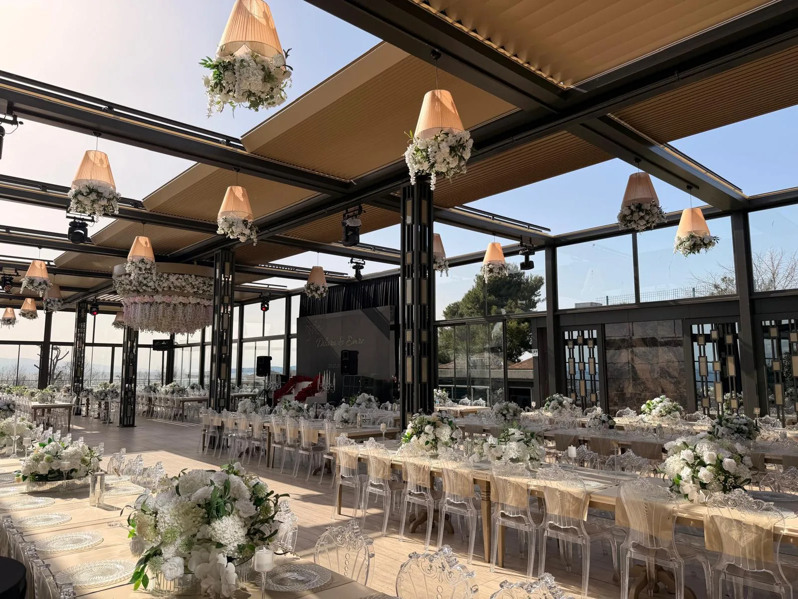 Destiny Marine Hotel Kartal — cam tavan salon, beyaz çiçek ve gündüz masa düzeni