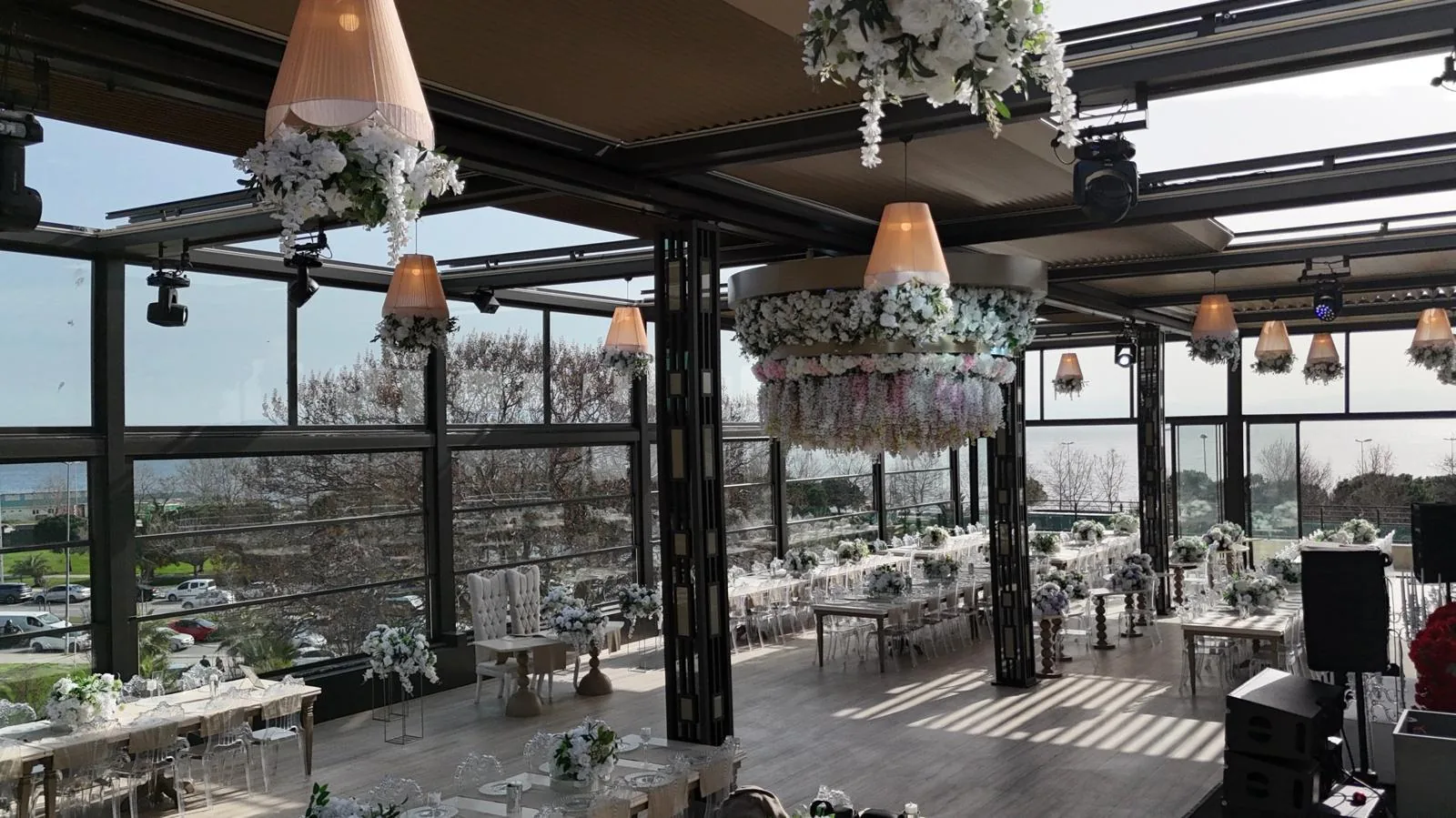 Destiny Marine Hotel Kartal — cam tavan salon, beyaz çiçek ve şehir manzarası
