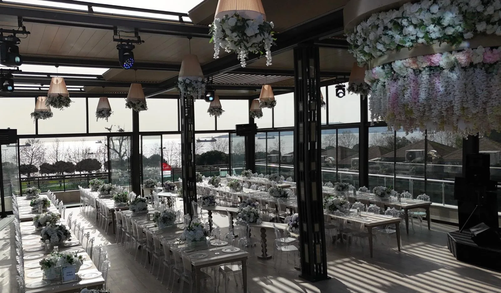 Destiny Marine Hotel — cam tavanlı düğün salonu, deniz manzarası ve beyaz çiçek dekor