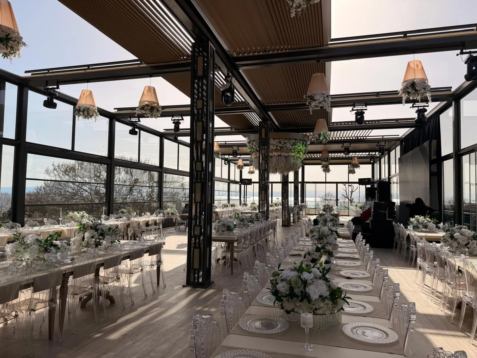 Destiny Marine Hotel Kartal — cam tavan salon, şeffaf sandalye ve beyaz çiçek