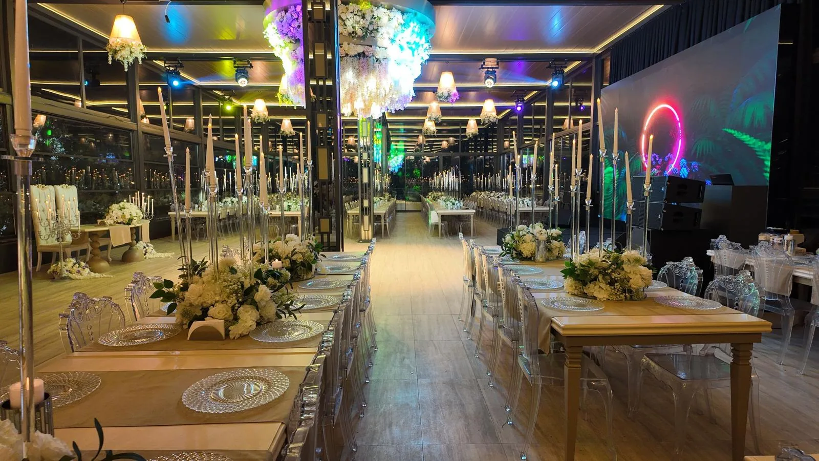 Destiny Marine Hotel Kartal — düğün gecesi, neon aydınlatma ve beyaz çiçek