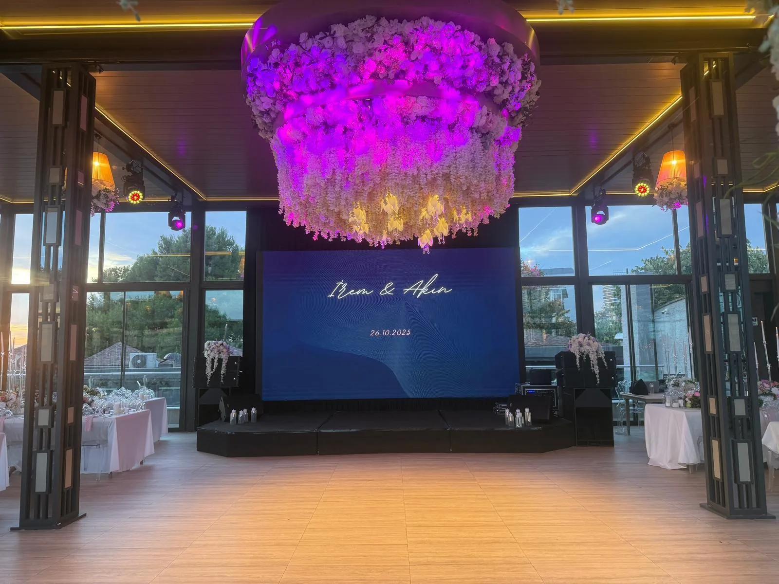 Destiny Marine Hotel Kartal — düğün gecesi, LED ekran ve mor aydınlatma