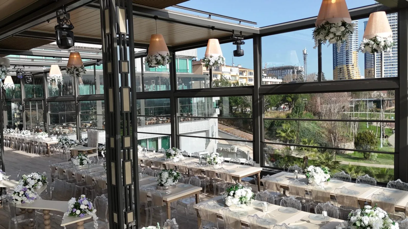 Destiny Marine Hotel Kartal — düğün salonu, cam cephe ve şehir manzarası