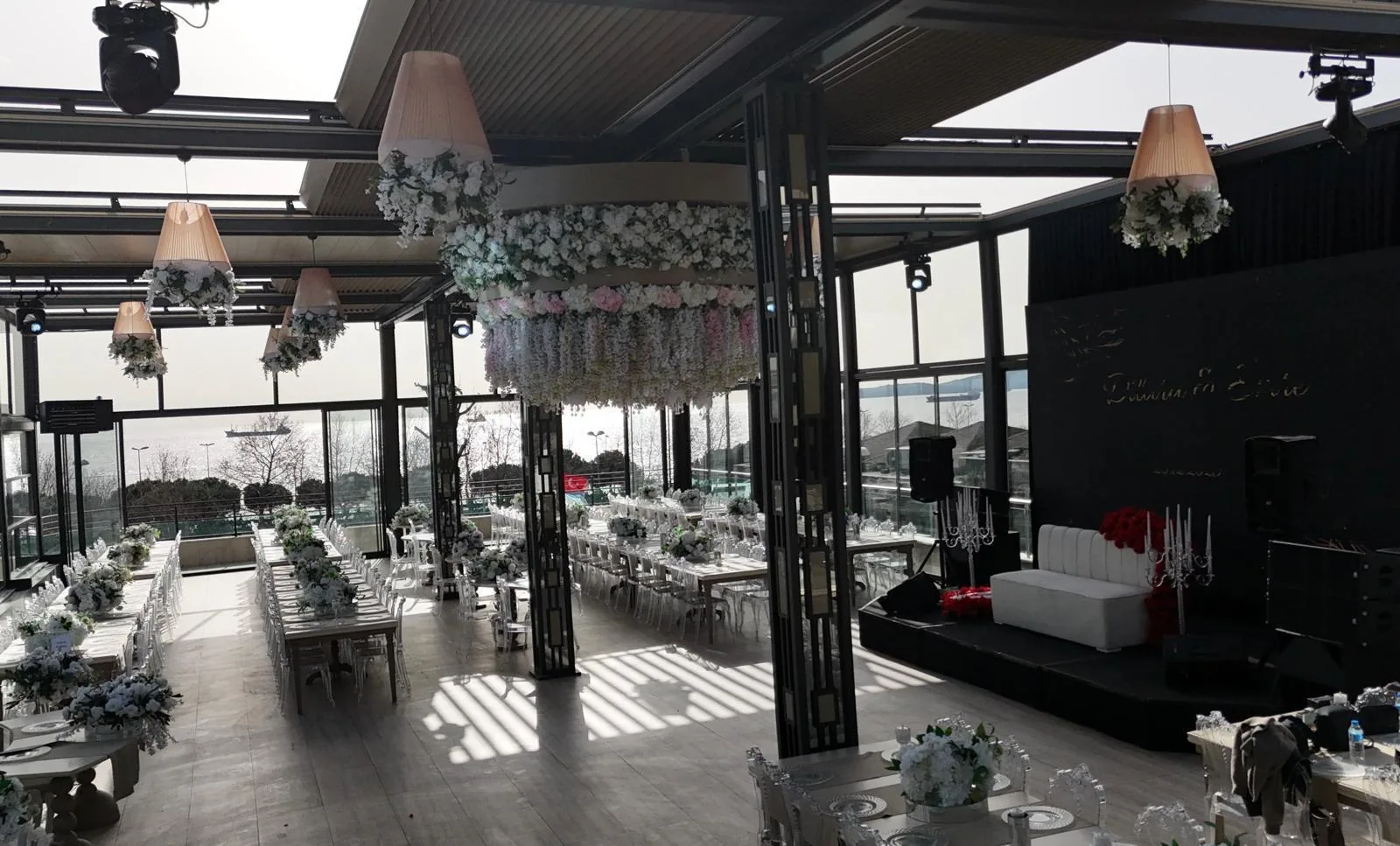 Destiny Marine Hotel Kartal — sahne, LED ekran ve cam cephe