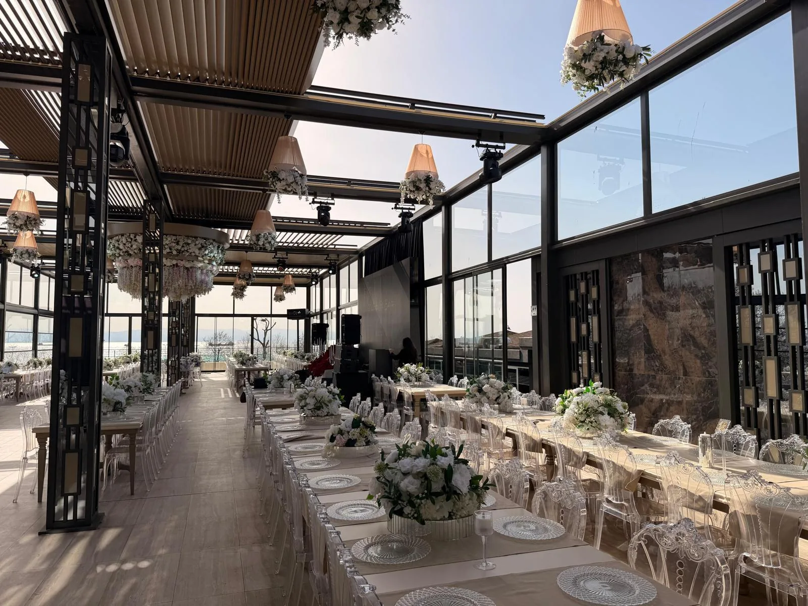 Destiny Marine Hotel Kartal — uzun masa, beyaz çiçek ve deniz manzarası